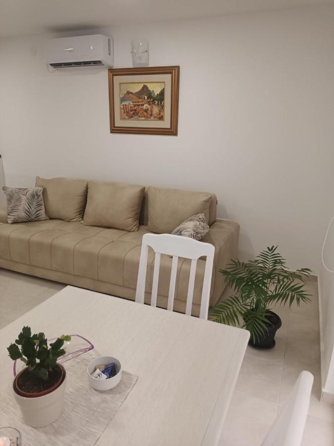 Alisa Apartment *